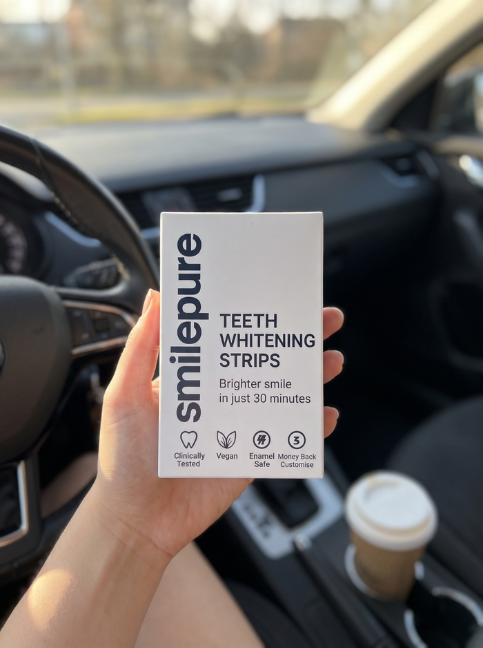 smilepure Whitening Strips im Auto